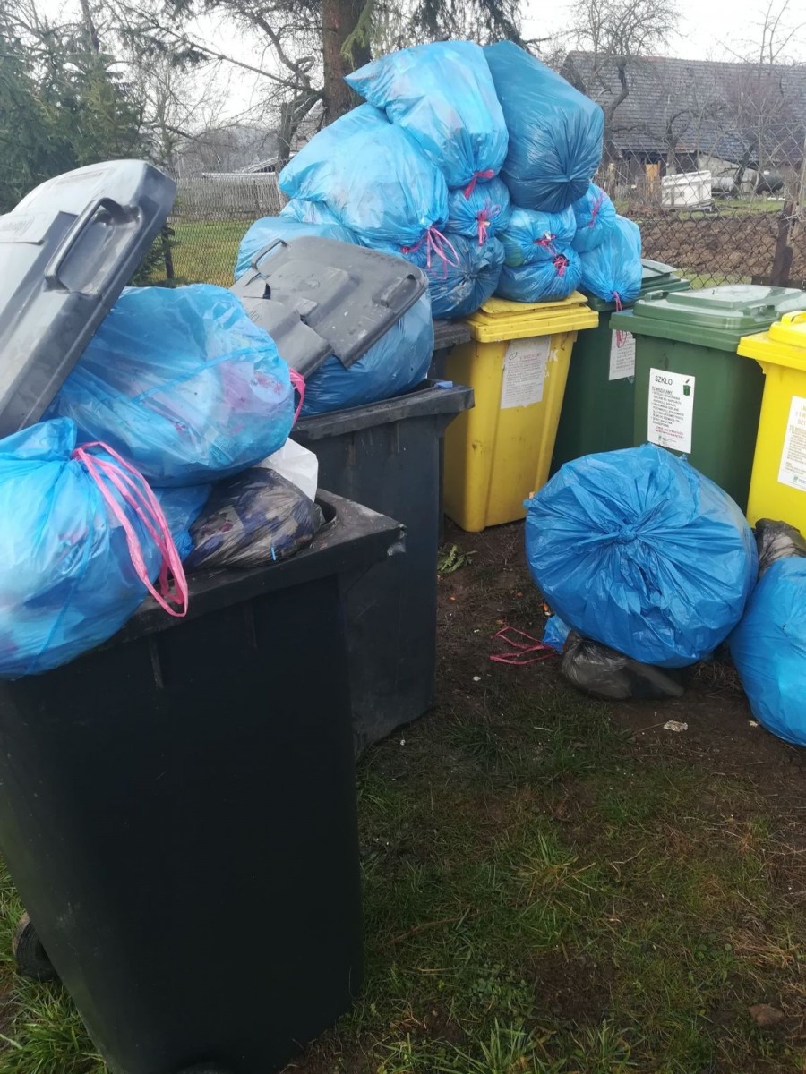 Przesypujące się śmietniki w Gminie Warta Bolesławiecka