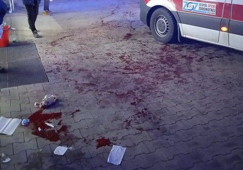 Męzczyzna okaleczył się przed Dino