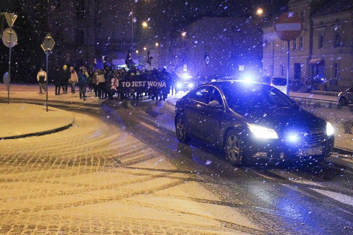 Mimo śniegu i mrozu kilkadziesiąt osób protestowało ws. aborcji