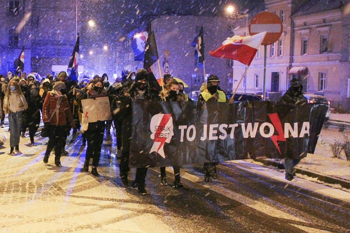 Mimo śniegu i mrozu kilkadziesiąt osób protestowało ws. aborcji