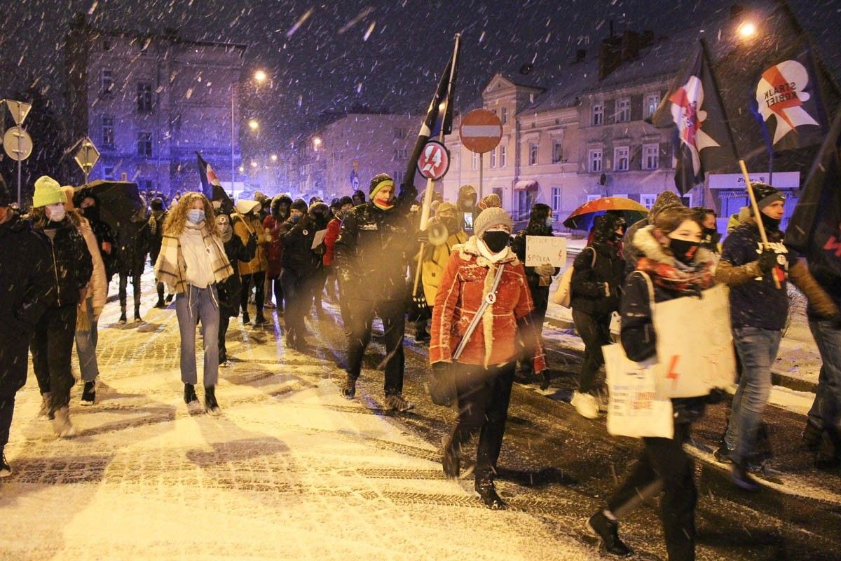 Mimo śniegu i mrozu kilkadziesiąt osób protestowało ws. aborcji