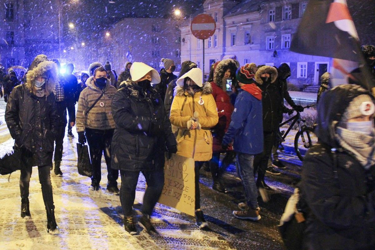 Mimo śniegu i mrozu kilkadziesiąt osób protestowało ws. aborcji
