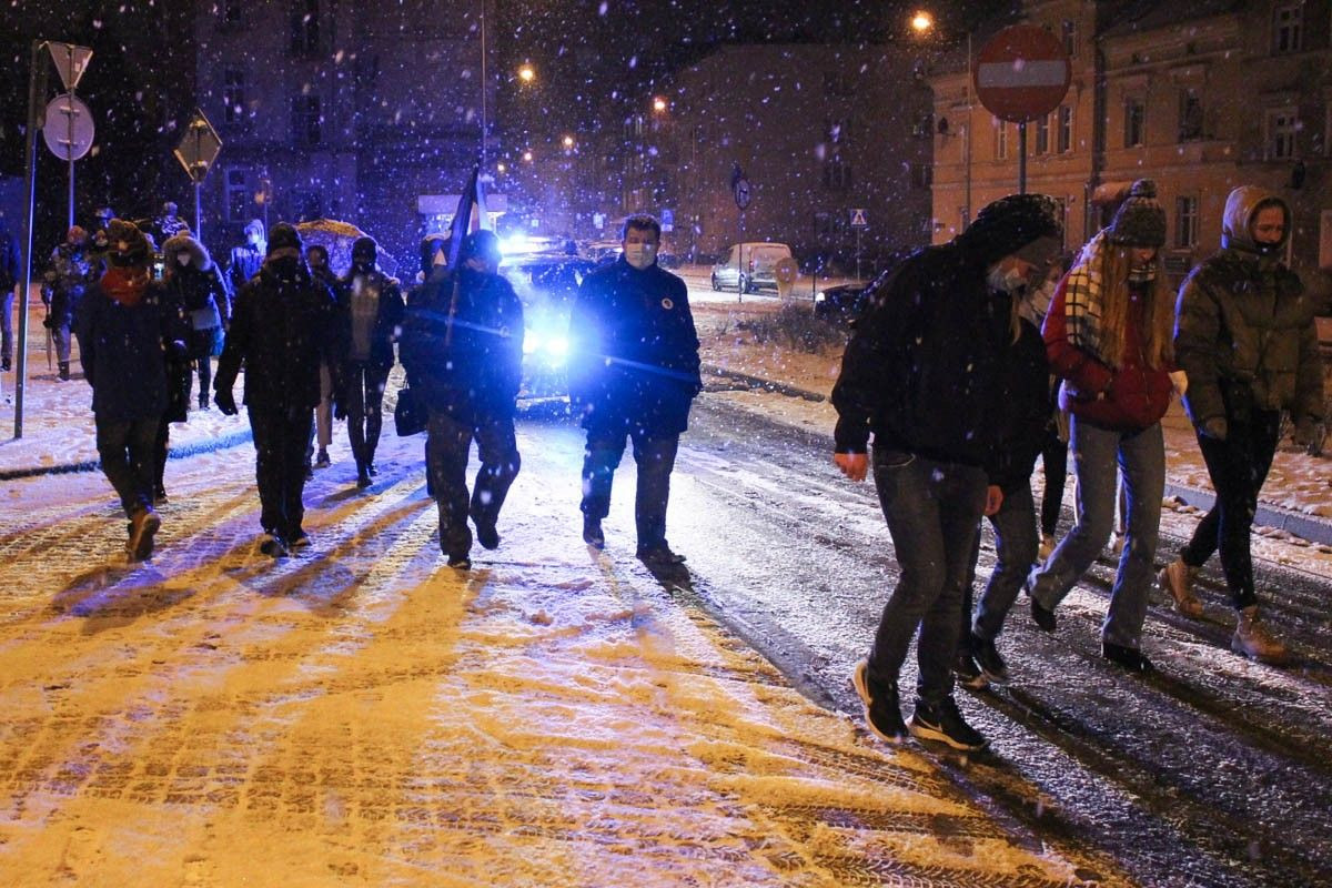 Mimo śniegu i mrozu kilkadziesiąt osób protestowało ws. aborcji
