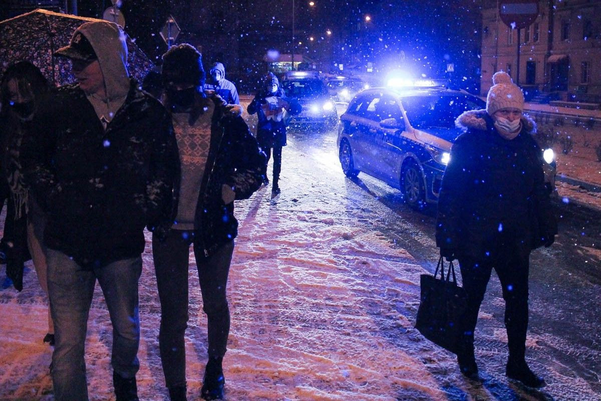 Mimo śniegu i mrozu kilkadziesiąt osób protestowało ws. aborcji