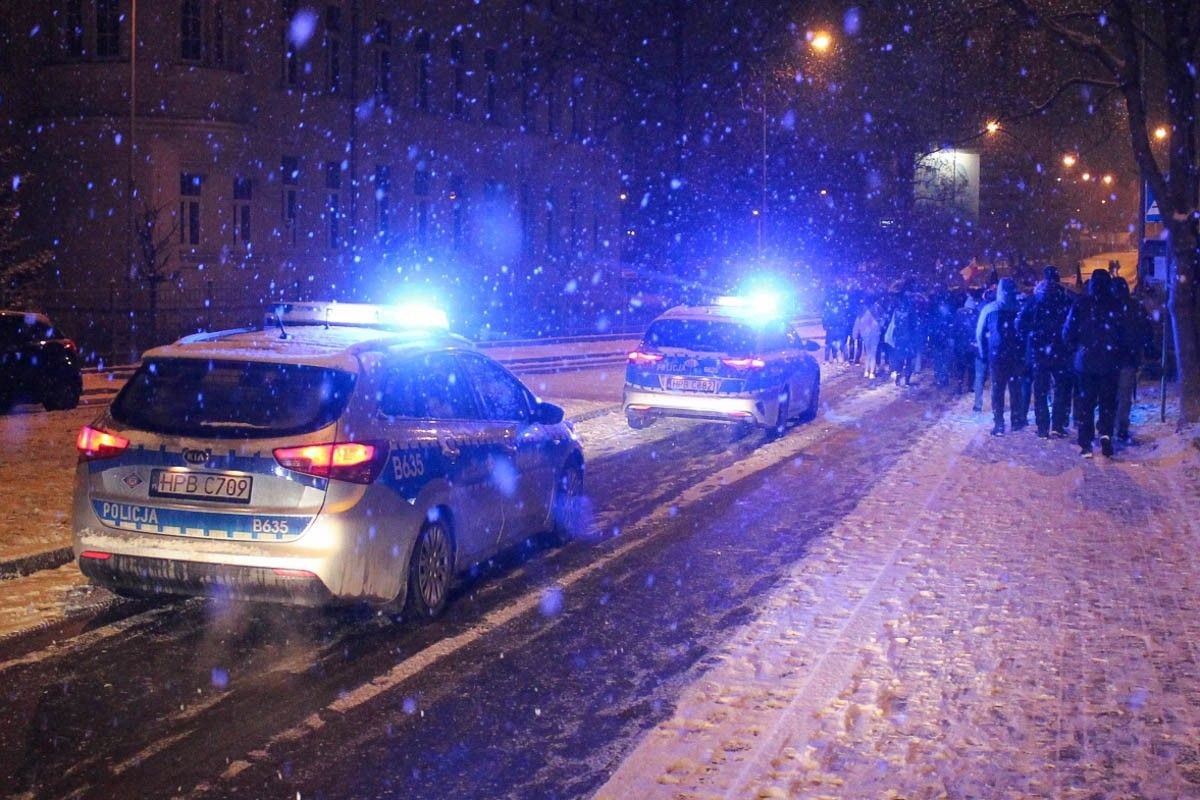 Mimo śniegu i mrozu kilkadziesiąt osób protestowało ws. aborcji