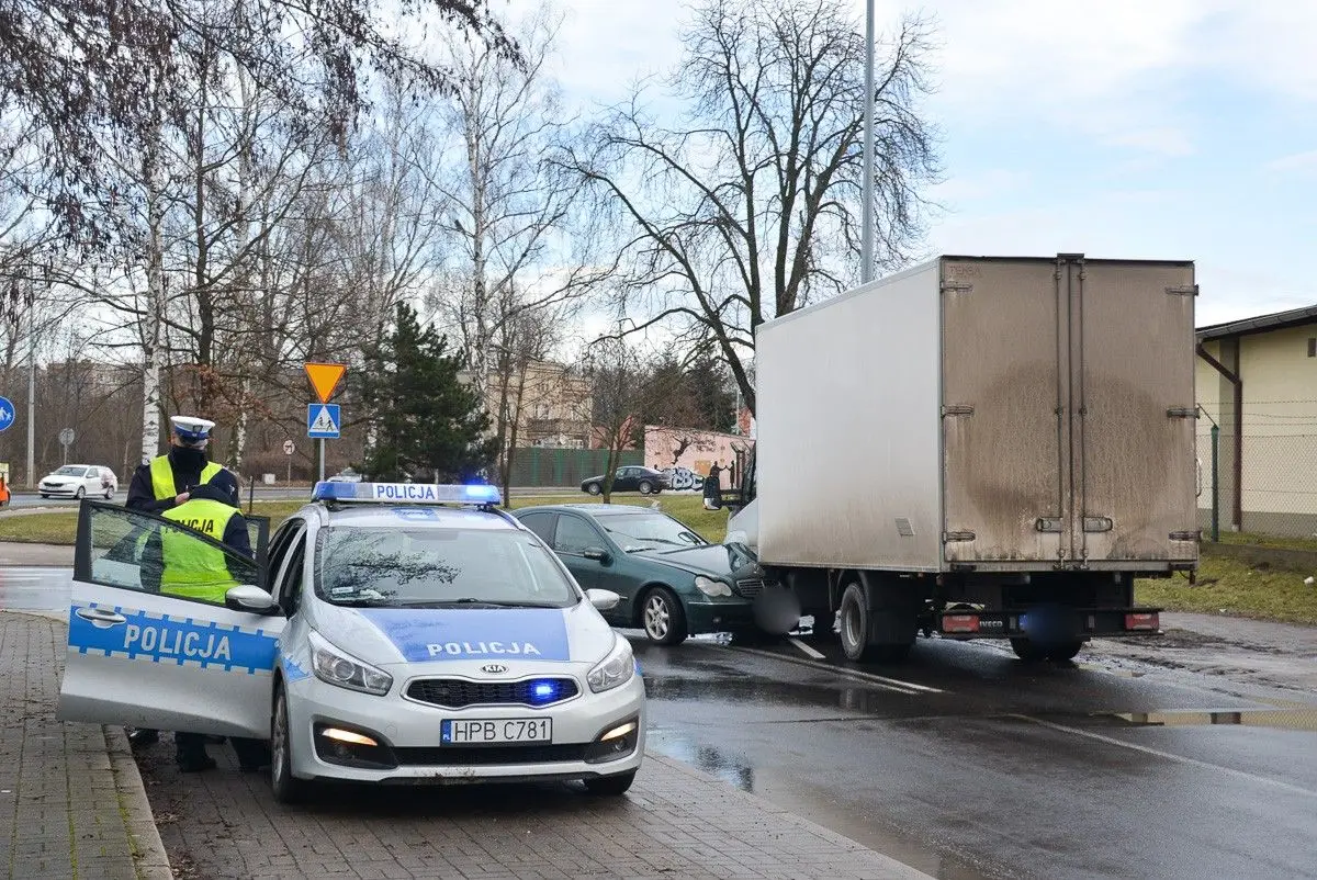 Kolizja dwóch aut koło wiaduktu w Bolesławcu