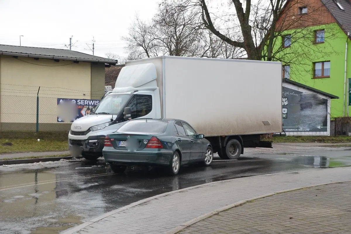 Kolizja dwóch aut koło wiaduktu w Bolesławcu
