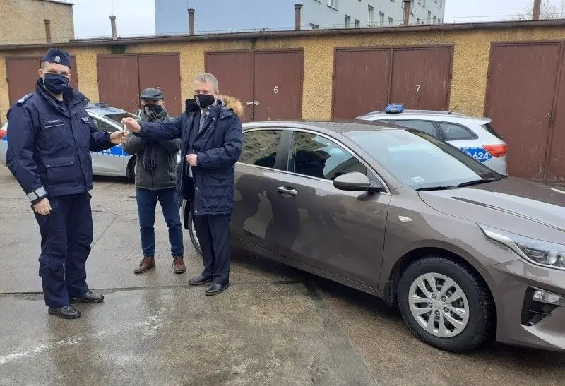 Policja z nowym nieoznakowanym radiowozem
