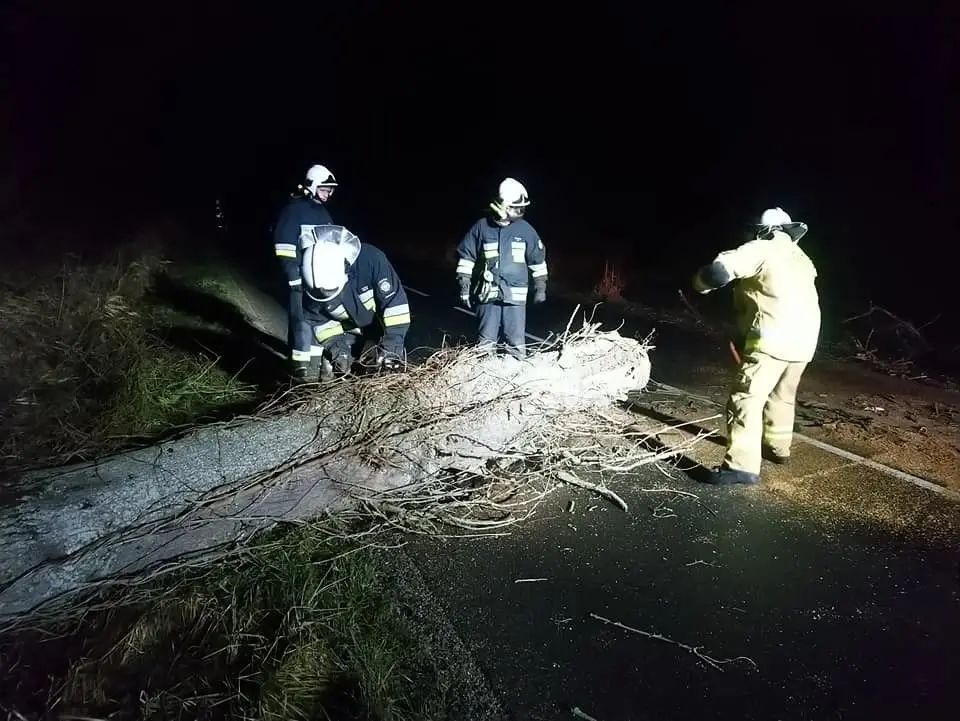 Akcja straży pożarnej między Wierzbową a Gromadką