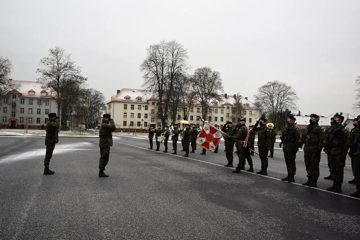 Ślubowanie elewów  23 Śląskim Pułku Artylerii w Bolesławcu