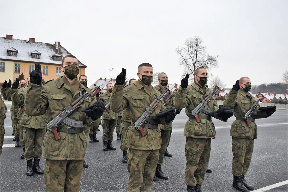 Ślubowanie elewów  23 Śląskim Pułku Artylerii w Bolesławcu