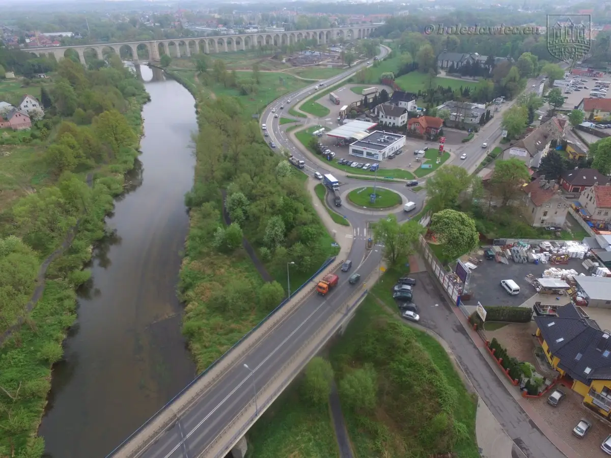 Автомобілі та міст через Bóbr у Болеславці