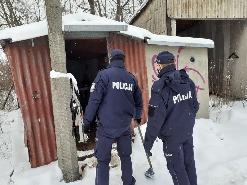 Akcja Zima. Policjanci kontrolują miejsca, gdzie mogą przebywać osoby potrzebujące
