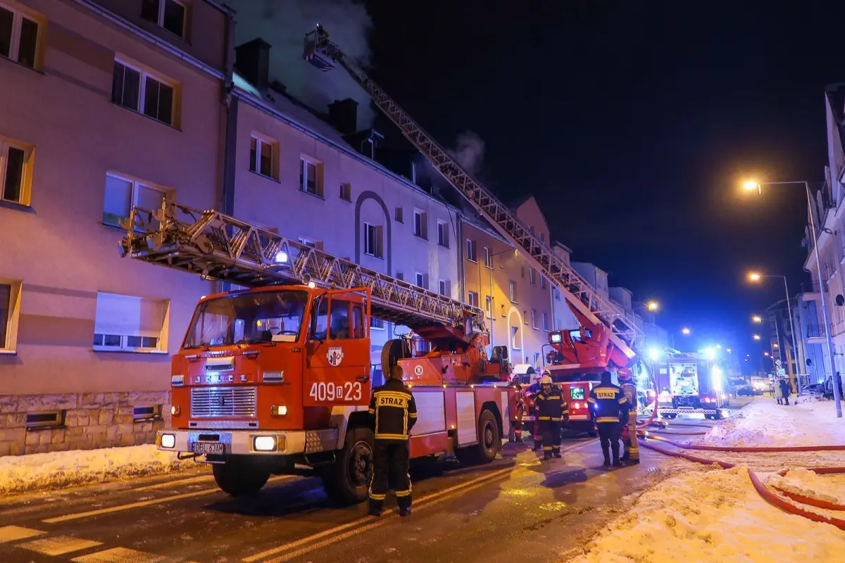 Pożar w kamienicy przy ulicy Żwirki i Wigury 3 w Bolesławcu