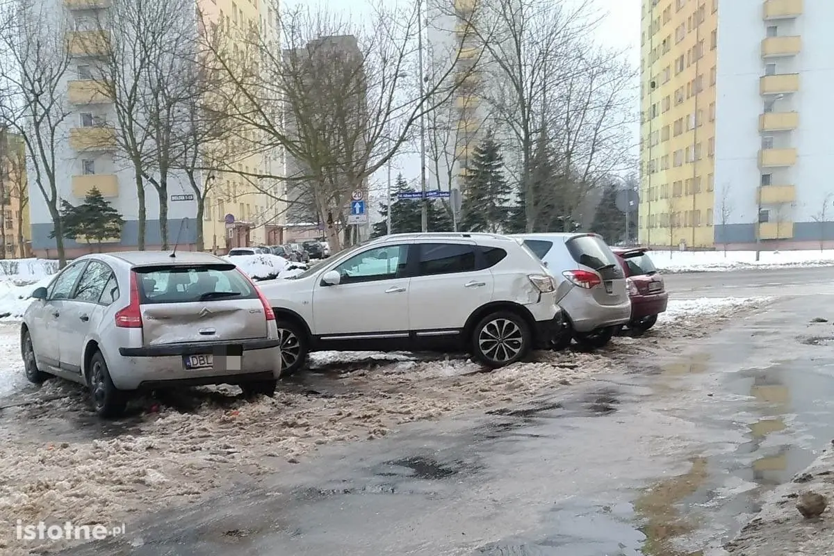 Uszkodził cztery zaparkowane auta i odjechał z miejsca