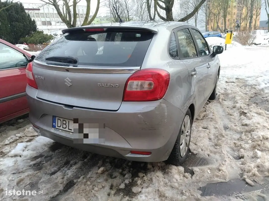 Uszkodził cztery zaparkowane auta i odjechał z miejsca