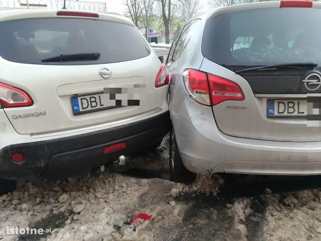 Uszkodził cztery zaparkowane auta i odjechał z miejsca