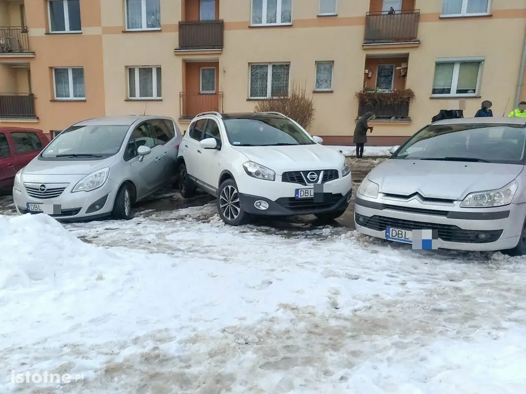 Uszkodził cztery zaparkowane auta i odjechał z miejsca