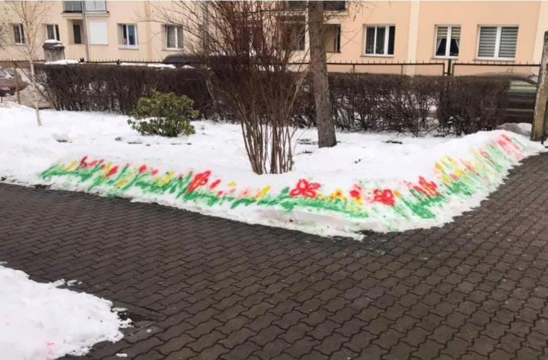 Obrazy na śniegu przy MPP nr 6 w Bolesławcu