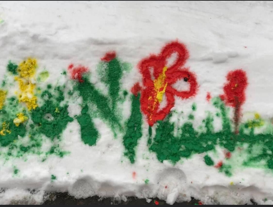 Obrazy na śniegu przy MPP nr 6 w Bolesławcu