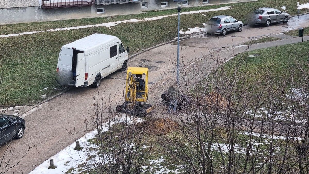 Fachowcy usuwają awarię przy ul. Starzyńskiego w Bolesławcu