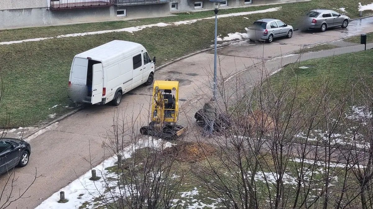 Fachowcy usuwają awarię przy ul. Starzyńskiego w Bolesławcu