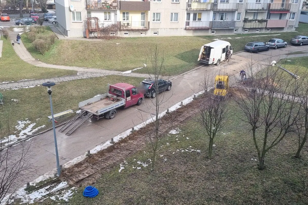 Fachowcy usuwają awarię przy ul. Starzyńskiego w Bolesławcu