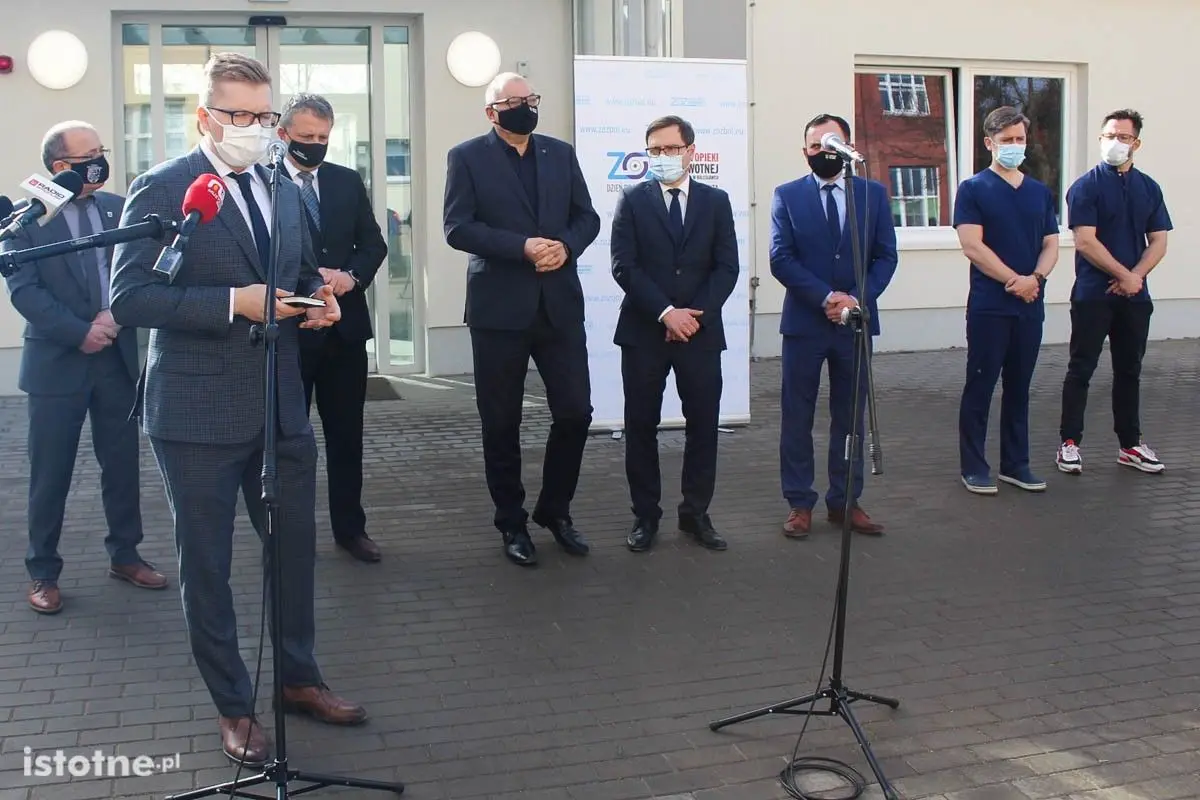 Rok walki z pandemią covid-19 - konferencja w Bolesławcu