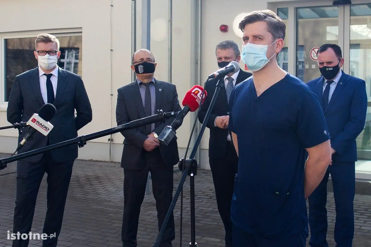 Rok walki z pandemią covid-19 - konferencja w Bolesławcu