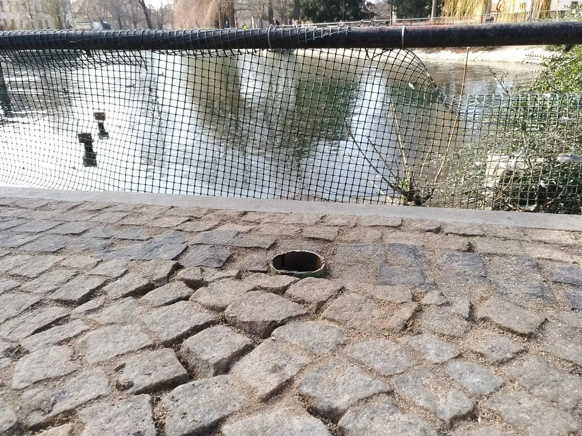 Zniknął kaczkomat, który stał przy stawie miejskim