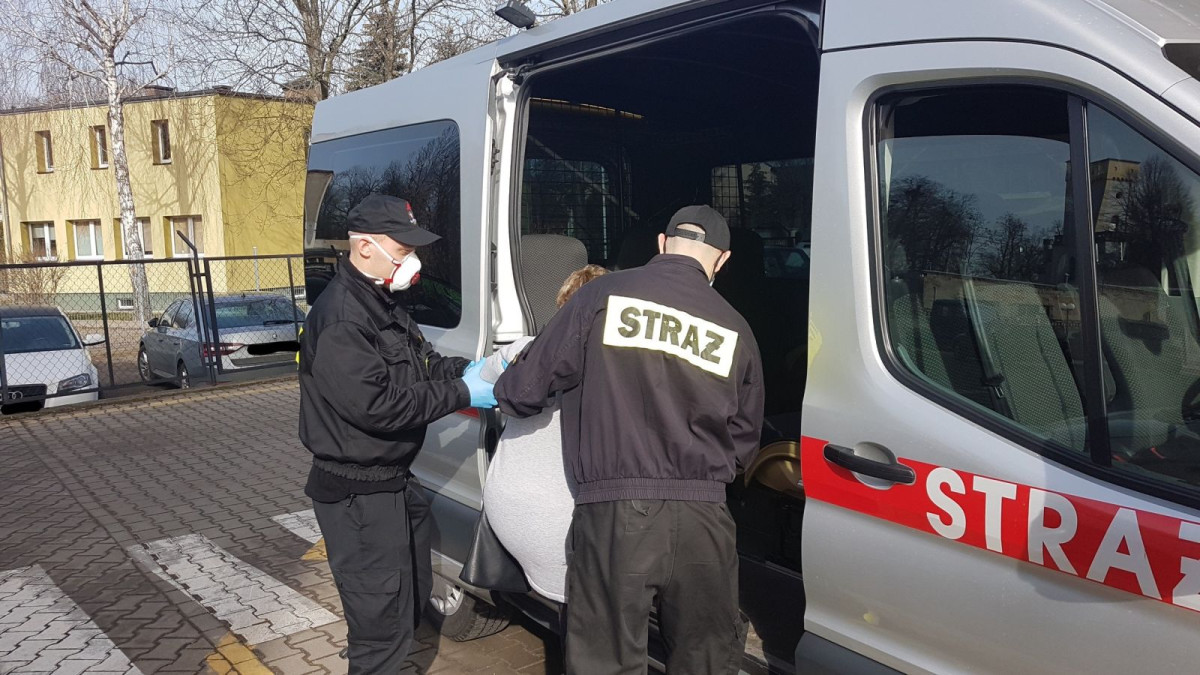 Strażacy pomagają osobie w dotarciu do punktu szczepień