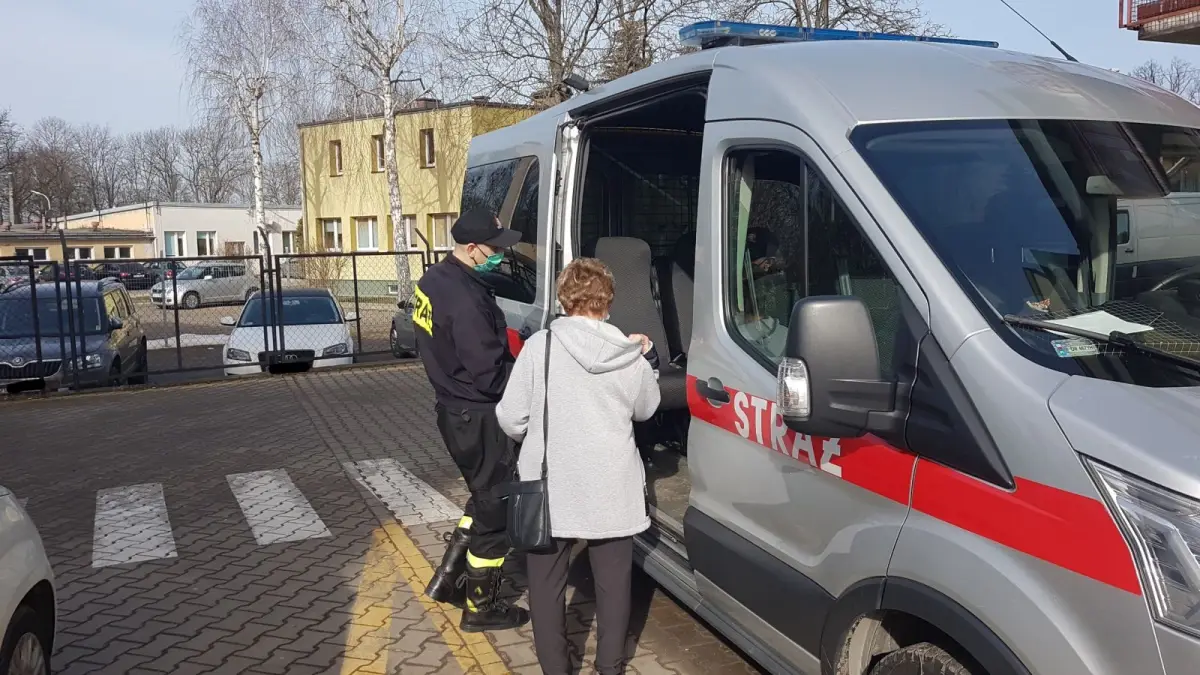 Strażacy pomagają osobie w dotarciu do punktu szczepień