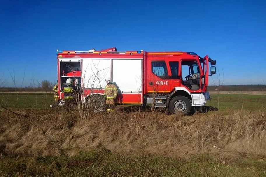 Akcja straży pożarnej przy drodze Wierzbowa–Gromadka