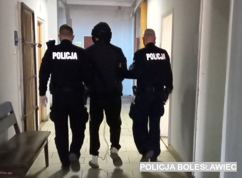 Podejrzany i rozbita szyba