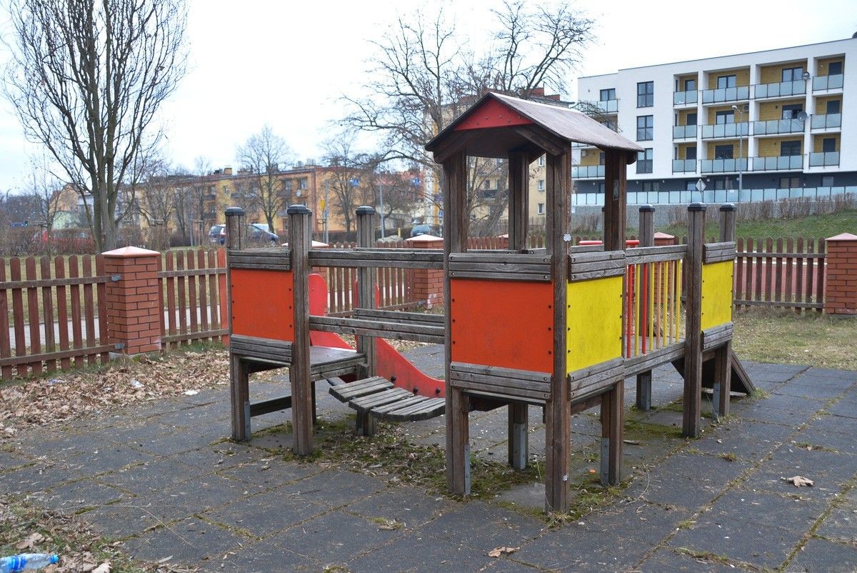 Plac zabaw przy al. Wojska Polskiego w Bolesławcu