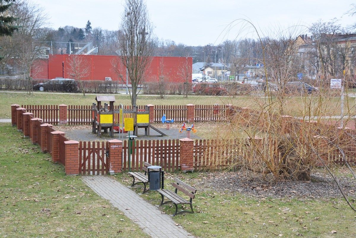 Plac zabaw przy al. Wojska Polskiego w Bolesławcu