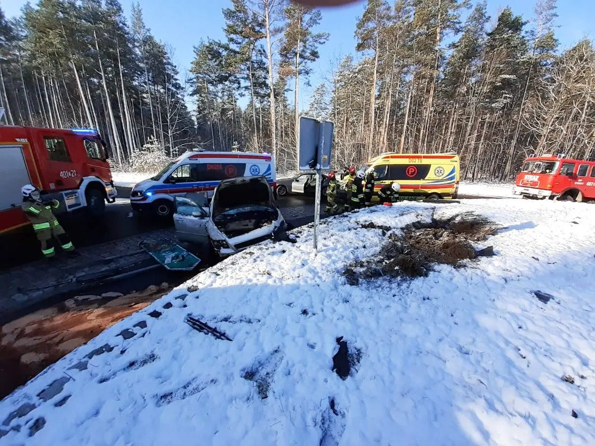 Wypadek na rondzie w Wykrotach