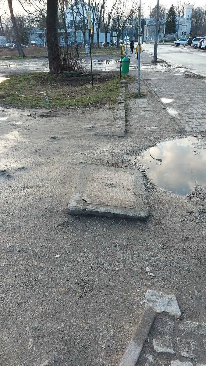 Wyboisty chodnik przy ulicy Zgorzeleckiej w Bolesławcu