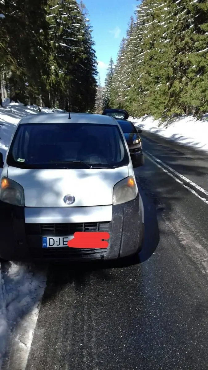 Auto na środku drogi