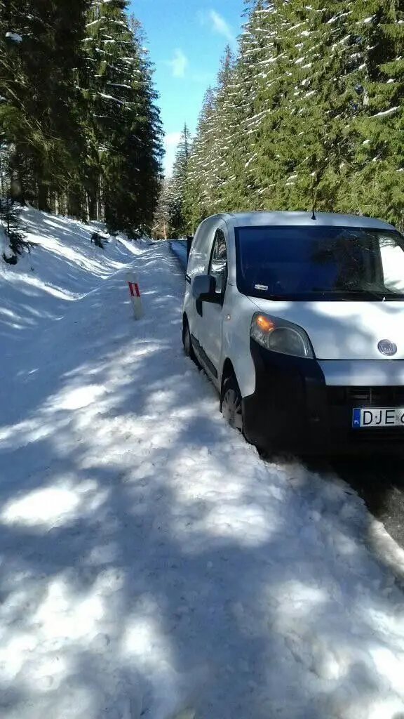 Auto na środku drogi