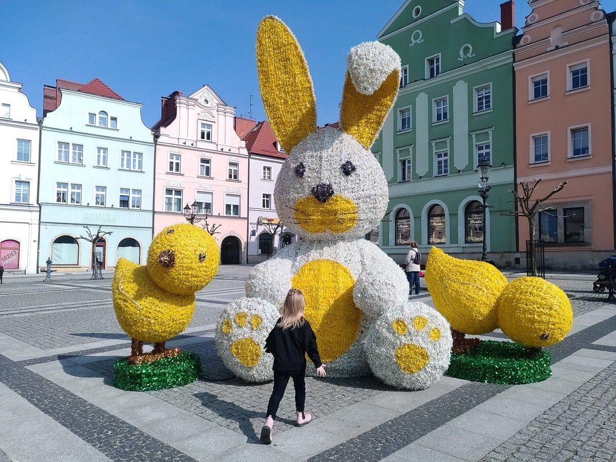 Ozdoby wielkanocne na bolesławieckim rynku
