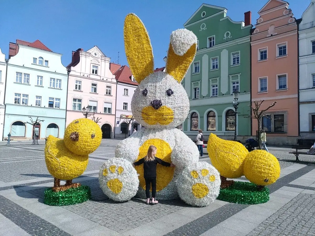 Ozdoby wielkanocne na bolesławieckim rynku