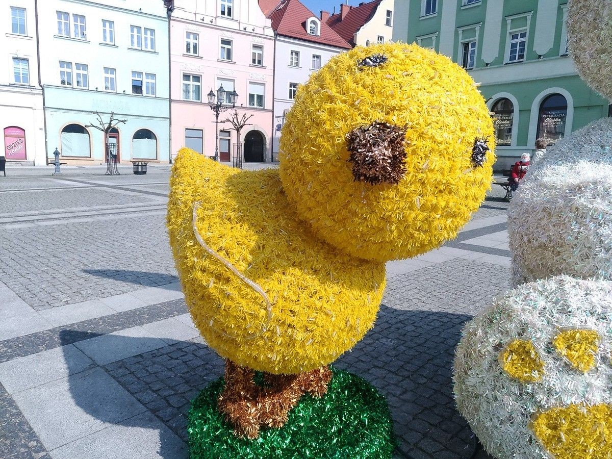 Ozdoby wielkanocne na bolesławieckim rynku