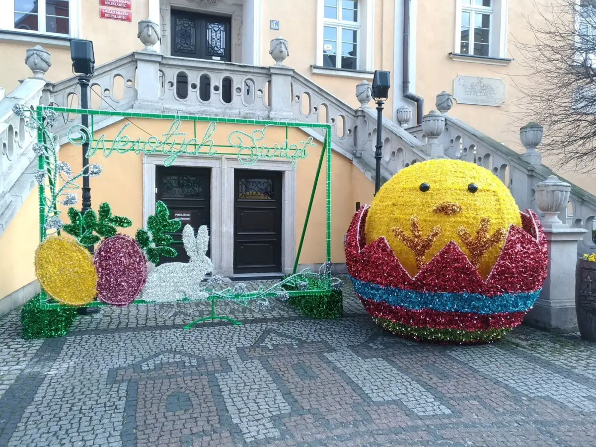 Ozdoby wielkanocne na bolesławieckim rynku