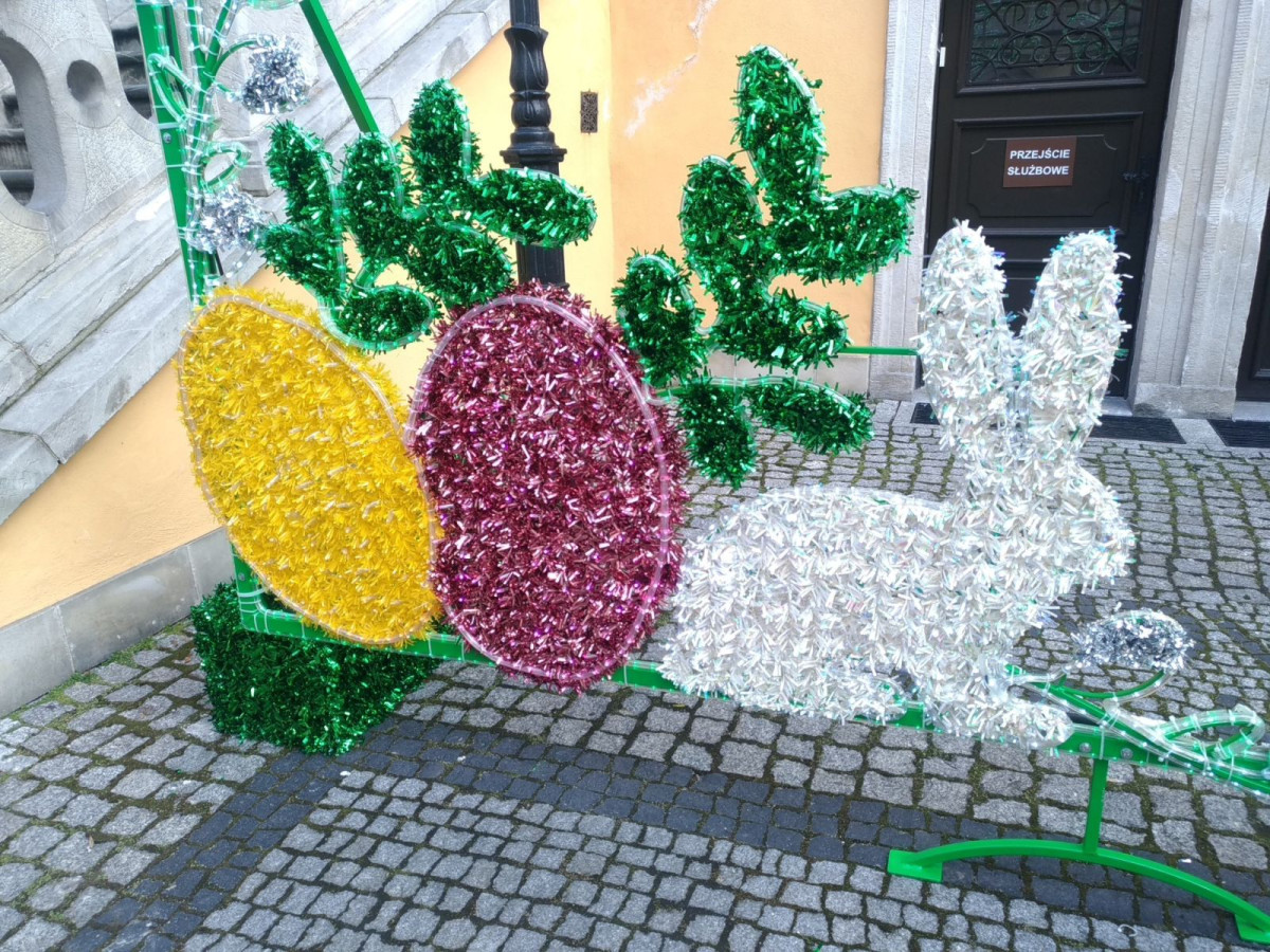 Ozdoby wielkanocne na bolesławieckim rynku