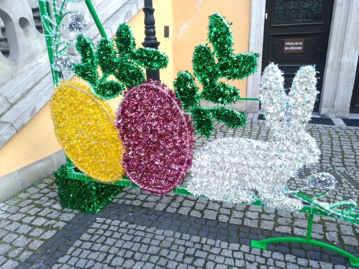 Ozdoby wielkanocne na bolesławieckim rynku