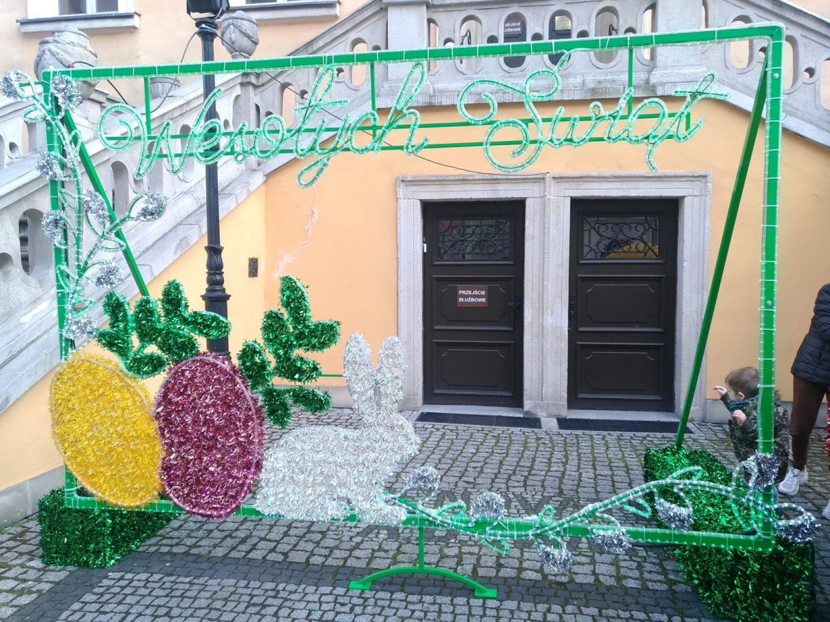 Ozdoby wielkanocne na bolesławieckim rynku