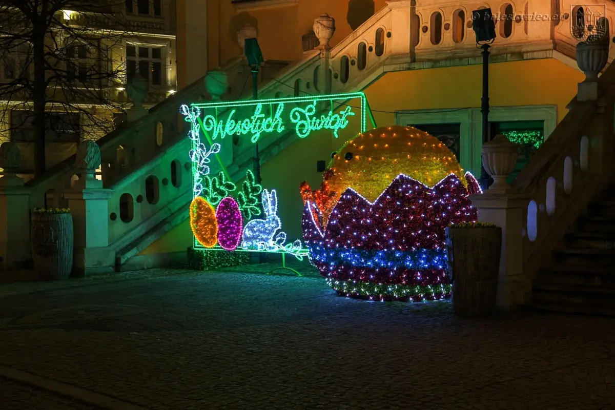 Wielkanocne ozdoby nocą