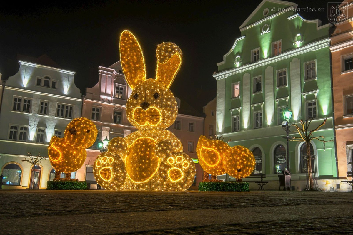 Wielkanocne ozdoby nocą