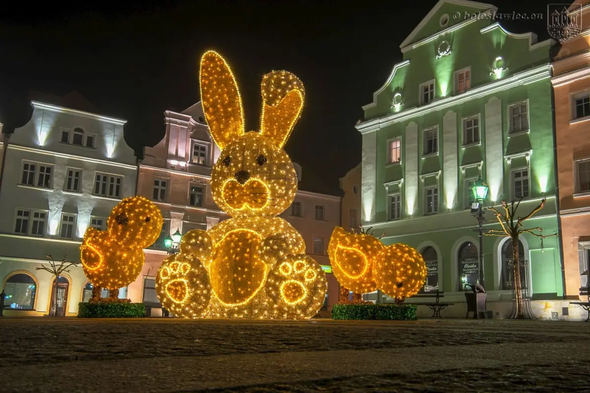 Wielkanocne ozdoby nocą